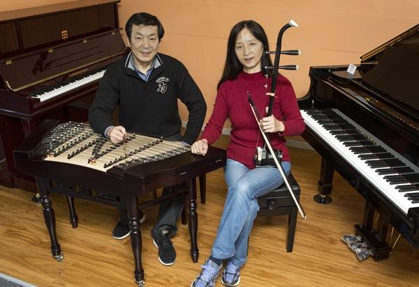 Chinese musicians set up shop