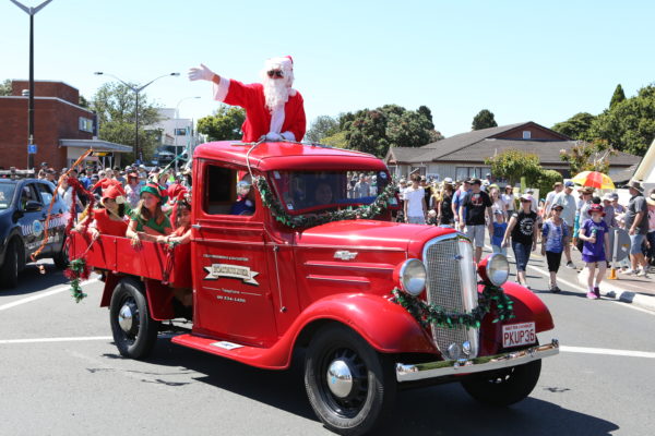 Sun shines on Santa’s show
