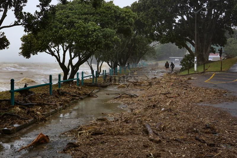 King Tide Howick Beach0001