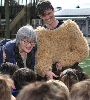 Minister and Mascot visit Cockle Bay Primary