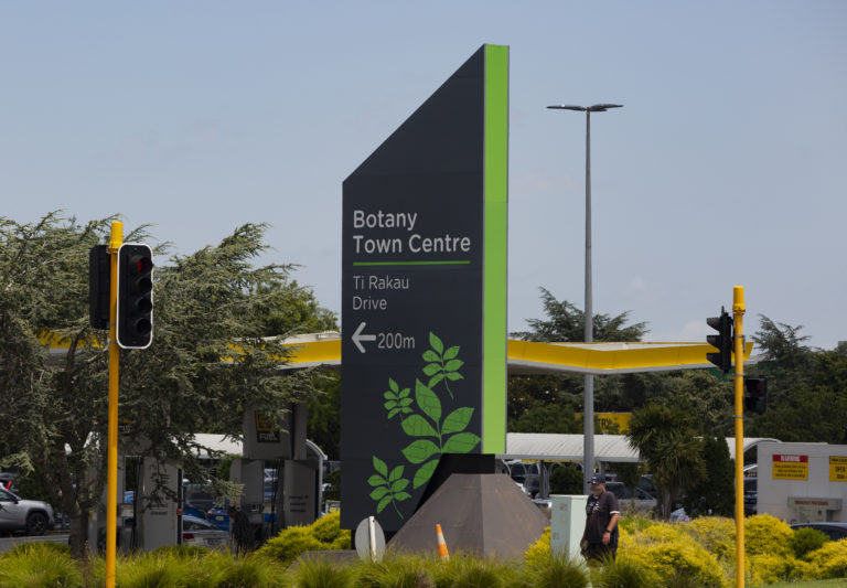 Offenders rob jewellery store