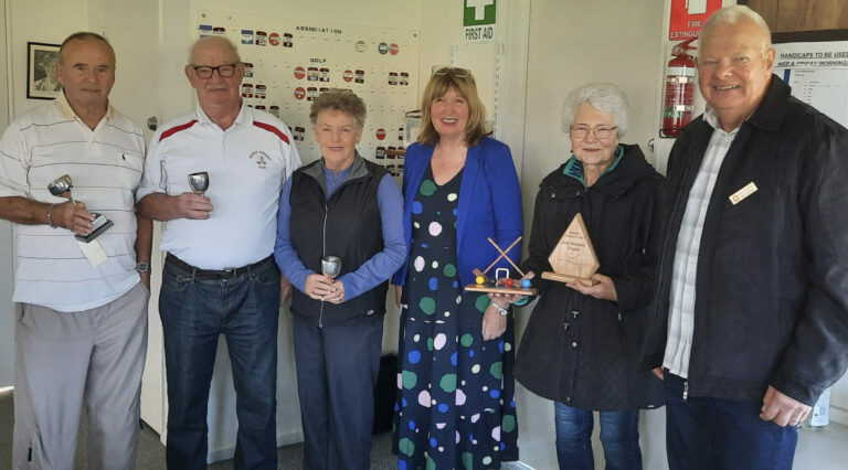 Councillor presents winning trophies