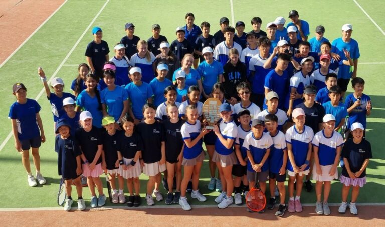 100 juniors fill tennis courts