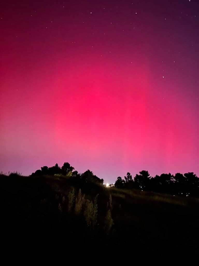 Aurora australis sets night sky ablaze in stunning light show