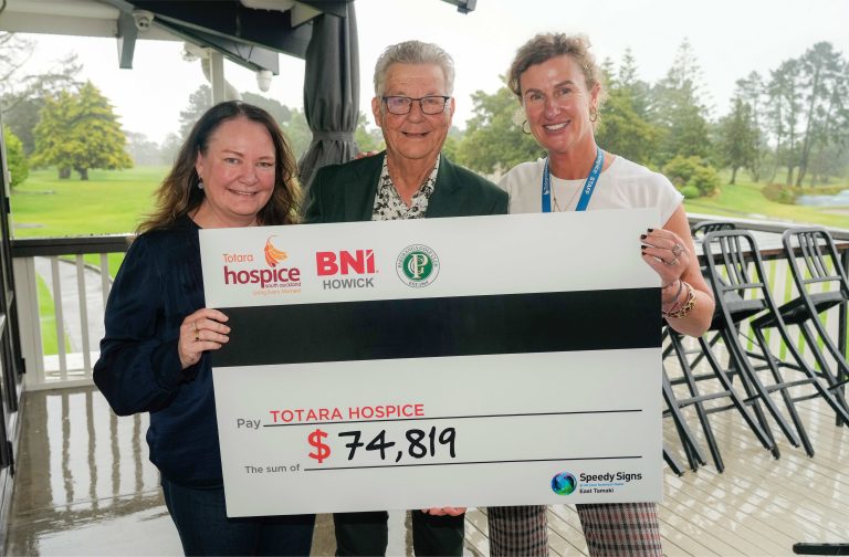 Golfers raise record donation for Totara Hospice
