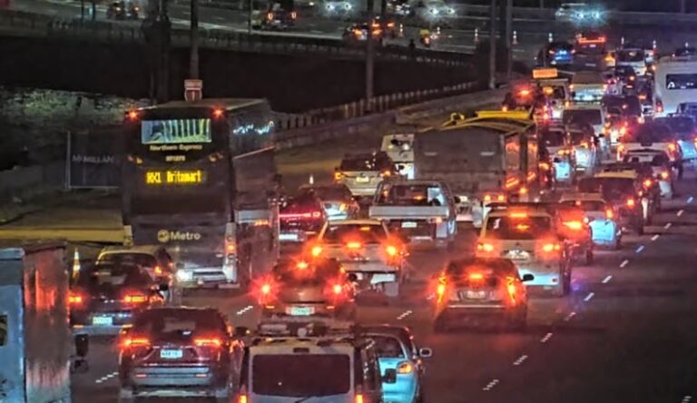 Traffic backlog after crash on Auckland motorway