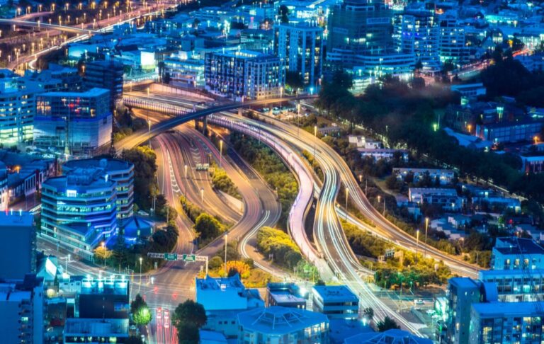 Off-duty police worker cleared over bar incident